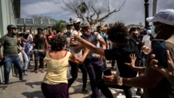 La policía detiene a un manifestante el 11 de julio de 2021 durante una protesta en La Habana. (AP/Ramón Espinosa).